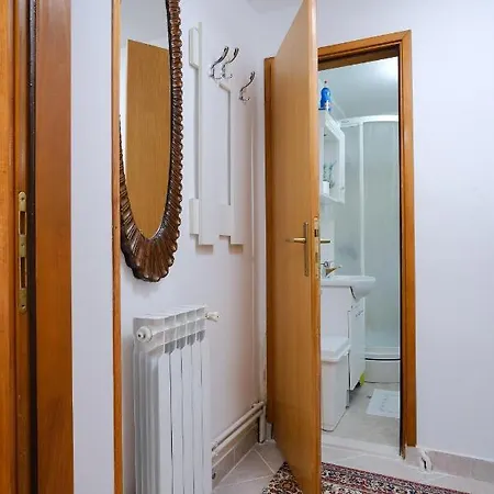 Apartment Charming Retreat With Free Parking *