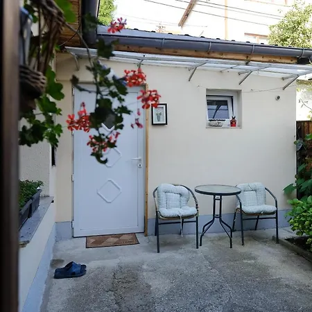 Charming Retreat With Free Parking Apartment