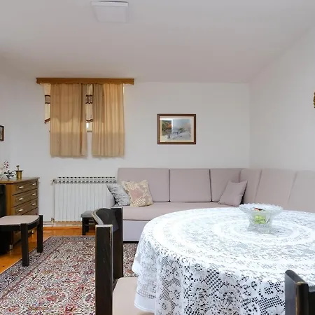 Apartment Charming Retreat With Free Parking