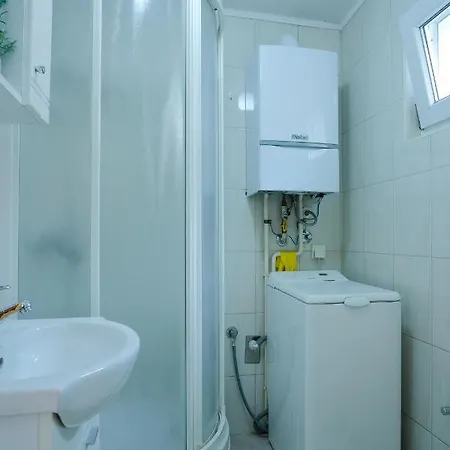 Apartment Charming Retreat With Free Parking