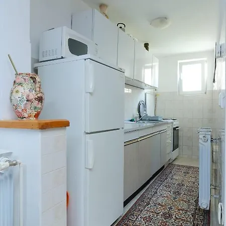 Charming Retreat With Free Parking Apartment *
