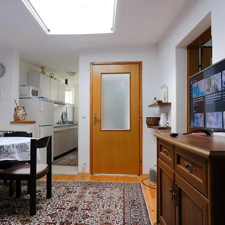 Apartment Charming Retreat With Free Parking *
