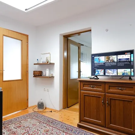 Charming Retreat With Free Parking