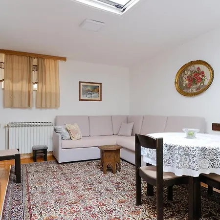 Charming Retreat With Free Parking Apartment